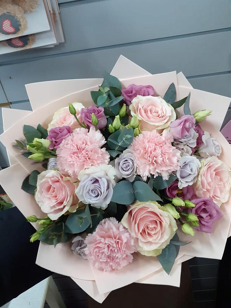 Букет цветов из: Розы, Гвоздики и Лизиантусы в Краснолипье